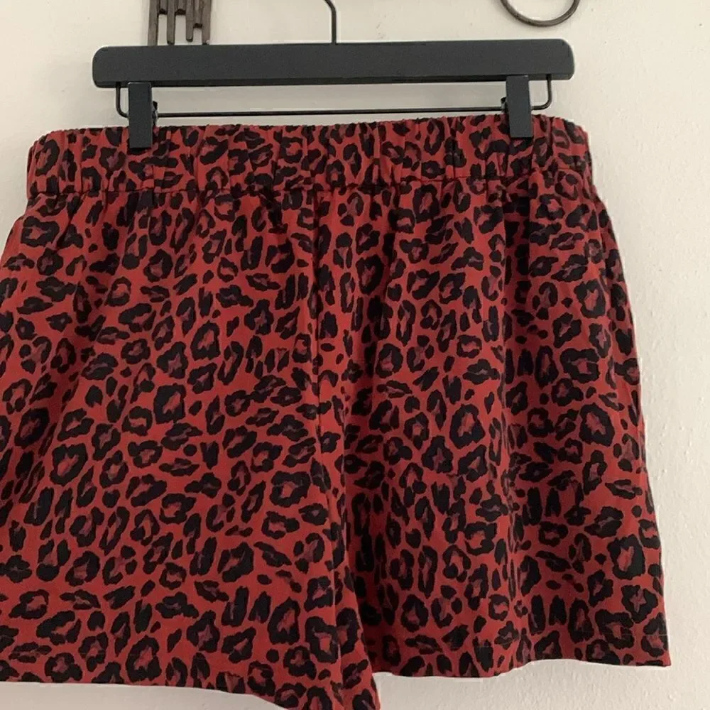 Nine West red black leopard print animal print flat front elastic shorts Large